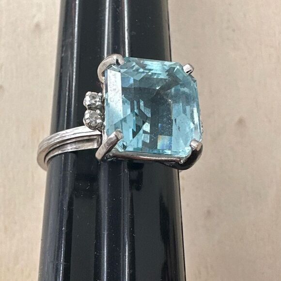 Vintage Jewelry - Antique Deco Period Aquamarine 18k Gold And Petite Diamond Ring